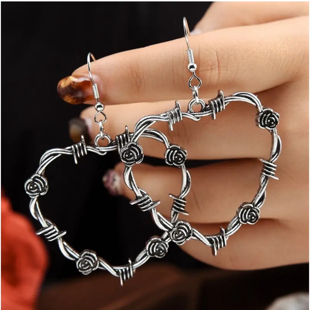 Romantic Punk Gothic Heart-Shaped Dangle Earrings - Picture 1 of 6